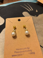 Gold pearls earrings